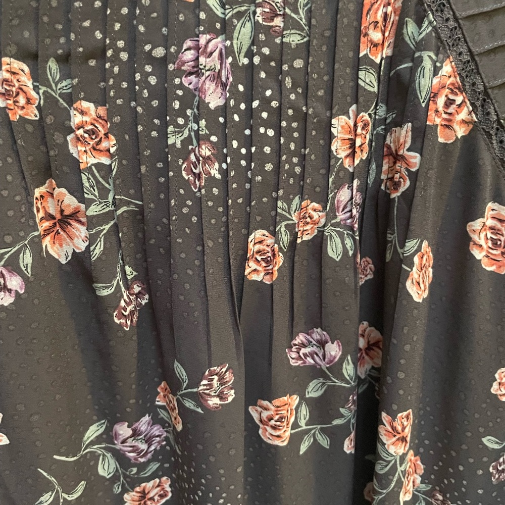 Gray/floral Torrid blouse with high neck. Buttons in the back,x5 - Picture 4 of 5